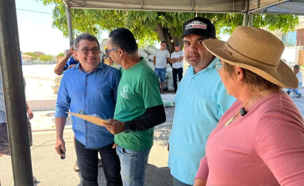 Prefeitura de Uiraúna entrega ração subsidiada a produtores rurais 11 10 3