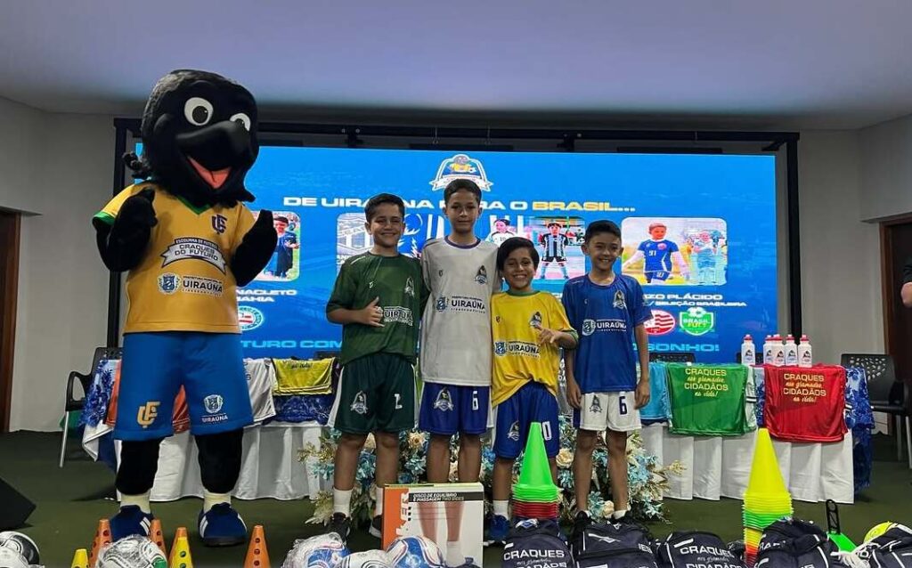 Projeto "Craques do Futuro" entregam kits em Uiraúna 11 10 4