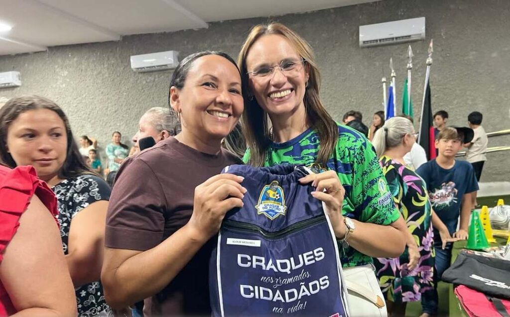 Projeto "Craques do Futuro" entregam kits em Uiraúna 12 11 4