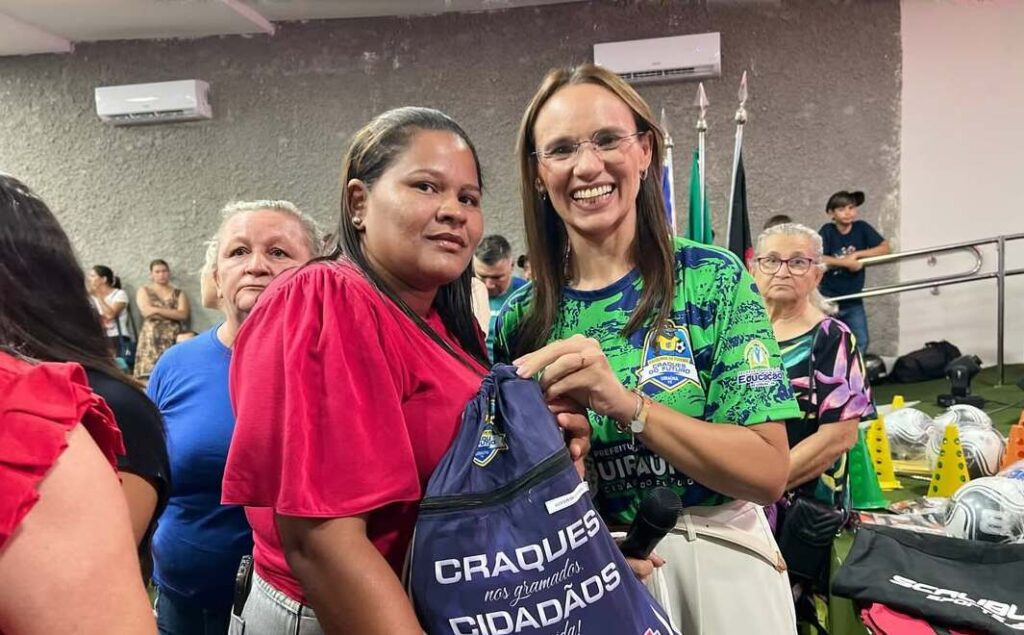 Projeto "Craques do Futuro" entregam kits em Uiraúna 13 12 3