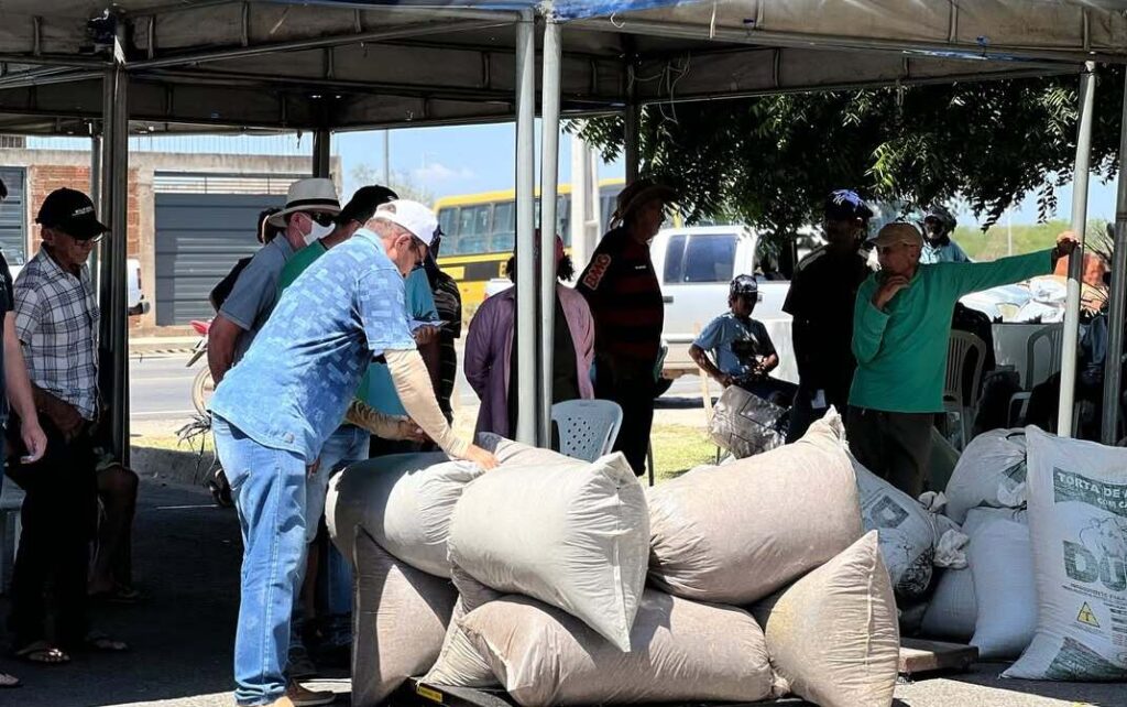 Prefeitura de Uiraúna entrega ração subsidiada a produtores rurais 14 13 2