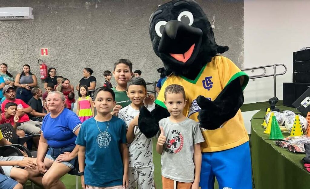 Projeto "Craques do Futuro" entregam kits em Uiraúna 14 13 3