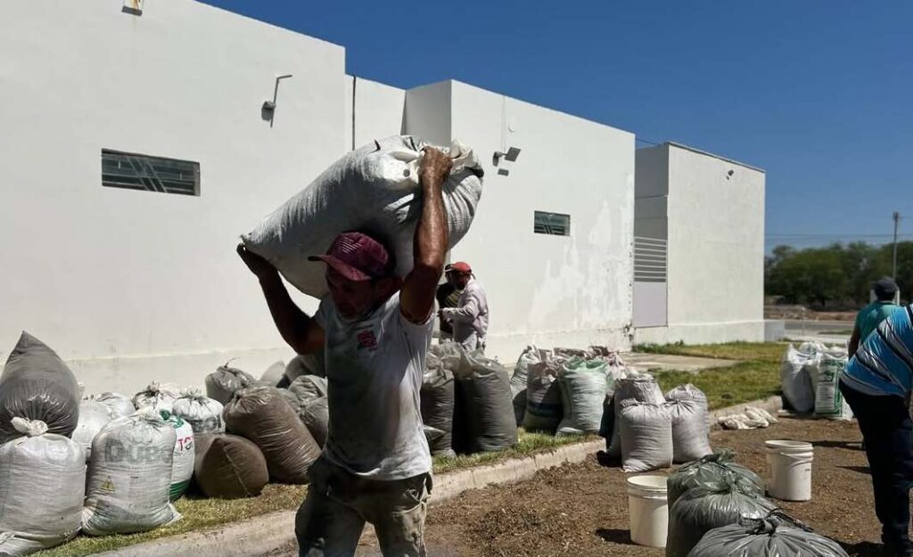 Prefeitura de Uiraúna entrega ração subsidiada a produtores rurais 15 14 2