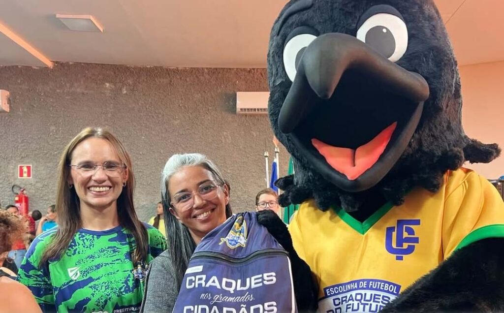 Projeto "Craques do Futuro" entregam kits em Uiraúna 15 14 3