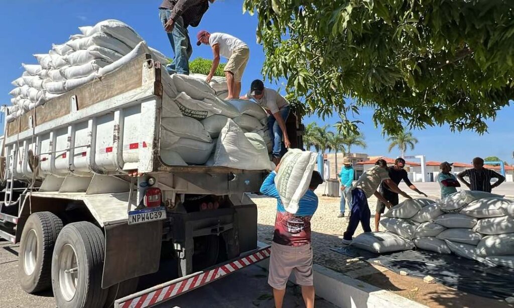 Prefeitura de Uiraúna entrega ração subsidiada a produtores rurais 16 15 1