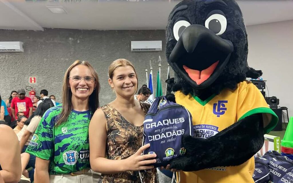 Projeto "Craques do Futuro" entregam kits em Uiraúna 16 15 2