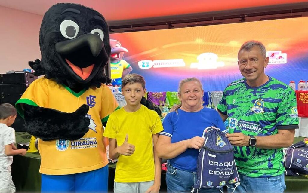 Projeto "Craques do Futuro" entregam kits em Uiraúna 17 16 2