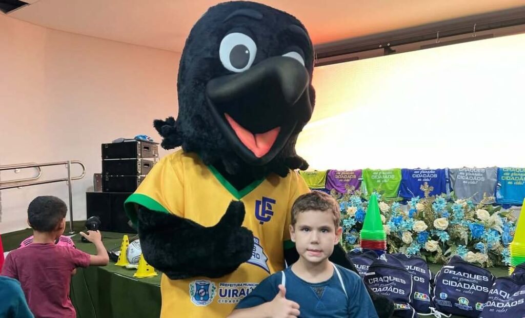 Projeto "Craques do Futuro" entregam kits em Uiraúna 19 18