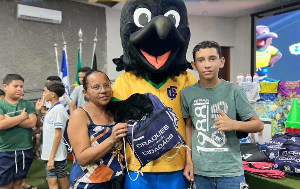 Projeto "Craques do Futuro" entregam kits em Uiraúna 20 19