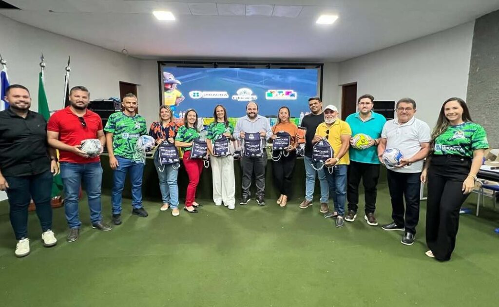 Projeto "Craques do Futuro" entregam kits em Uiraúna 3 2 6