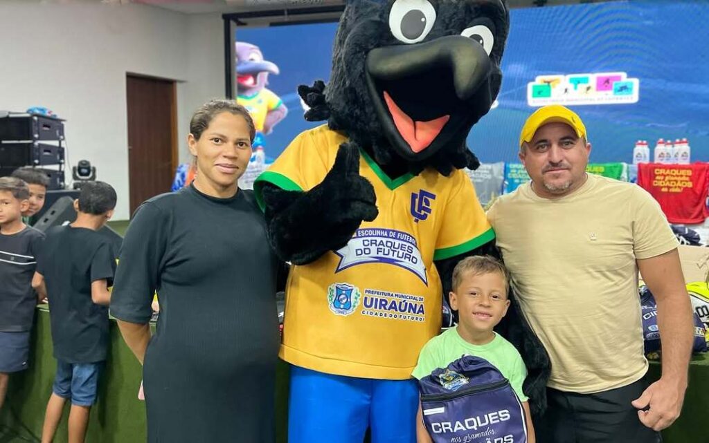 Projeto "Craques do Futuro" entregam kits em Uiraúna 22 21