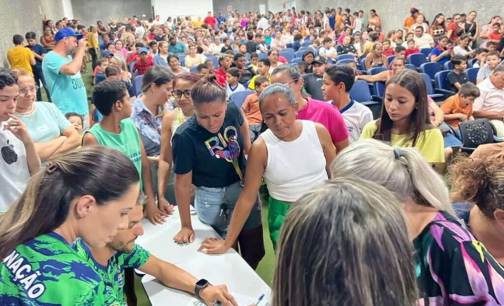 Projeto "Craques do Futuro" entregam kits em Uiraúna 24 23