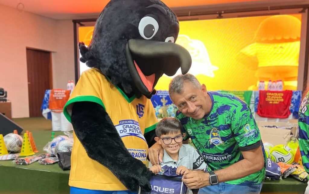 Projeto "Craques do Futuro" entregam kits em Uiraúna 25 24