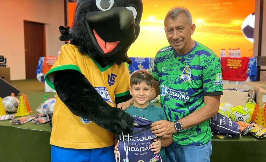 Projeto "Craques do Futuro" entregam kits em Uiraúna 26 25