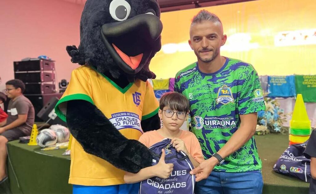 Projeto "Craques do Futuro" entregam kits em Uiraúna 27 27