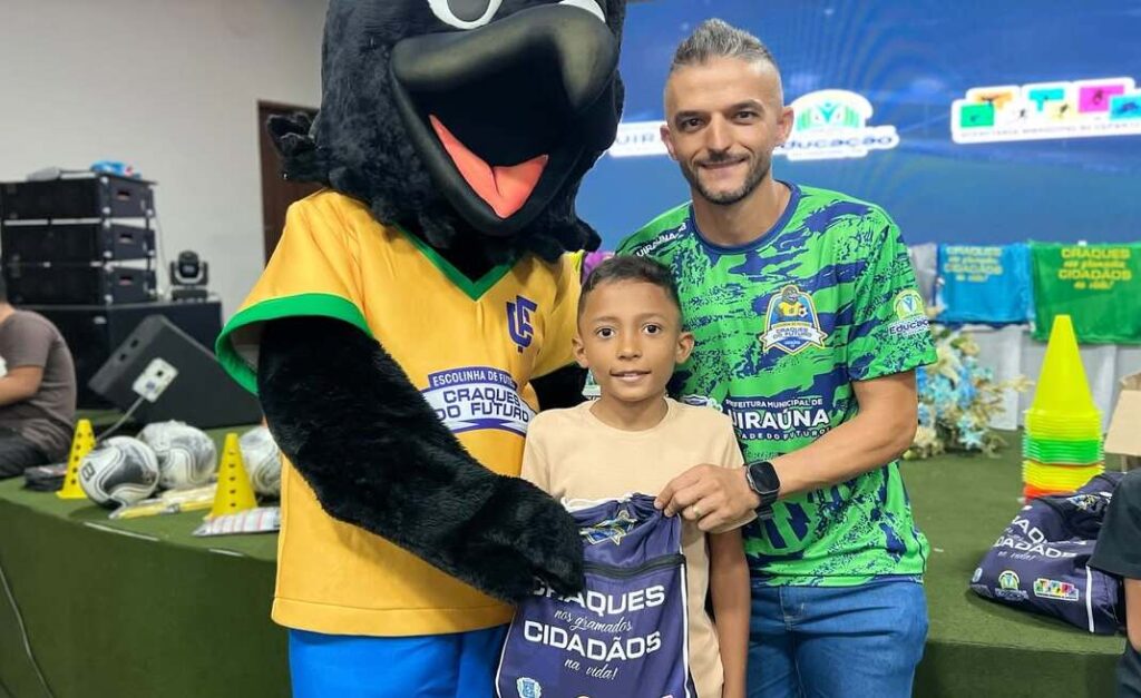 Projeto "Craques do Futuro" entregam kits em Uiraúna 28 28