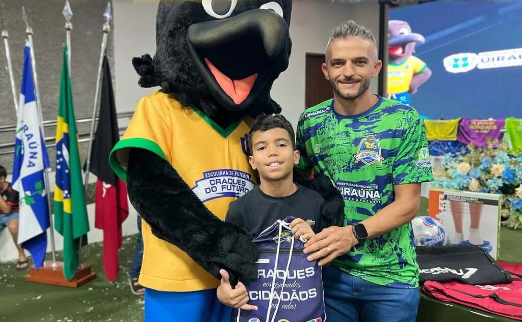 Projeto "Craques do Futuro" entregam kits em Uiraúna 30 30