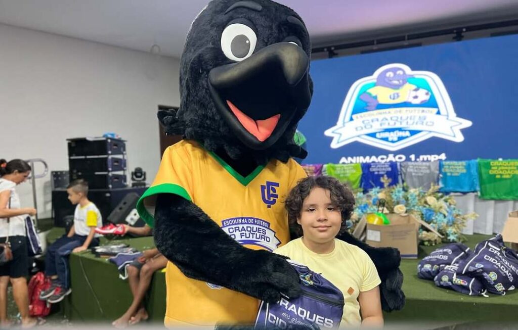 Projeto "Craques do Futuro" entregam kits em Uiraúna 31 31