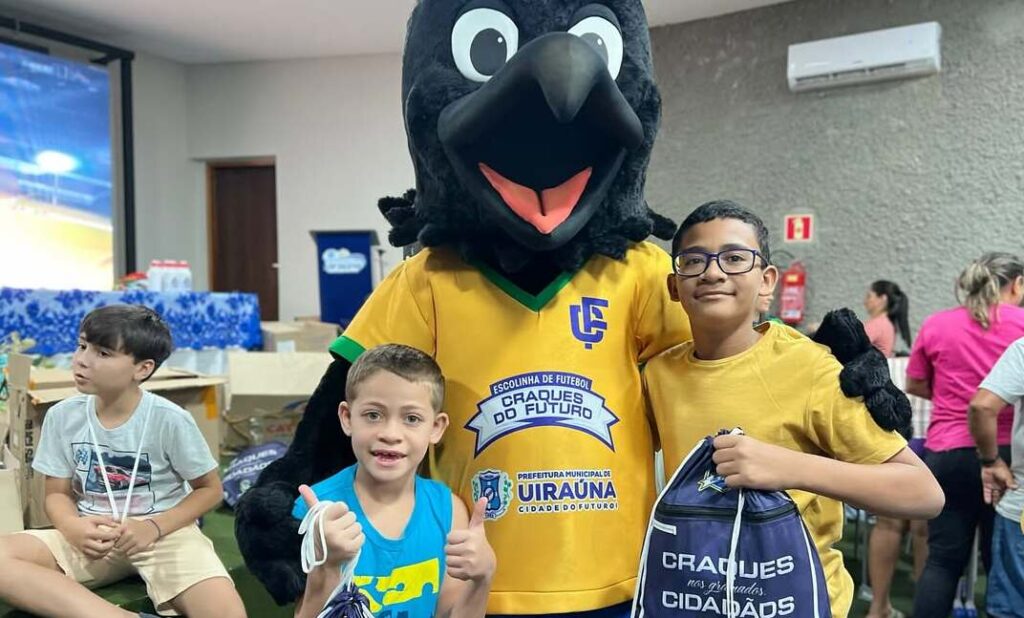 Projeto "Craques do Futuro" entregam kits em Uiraúna 32 32