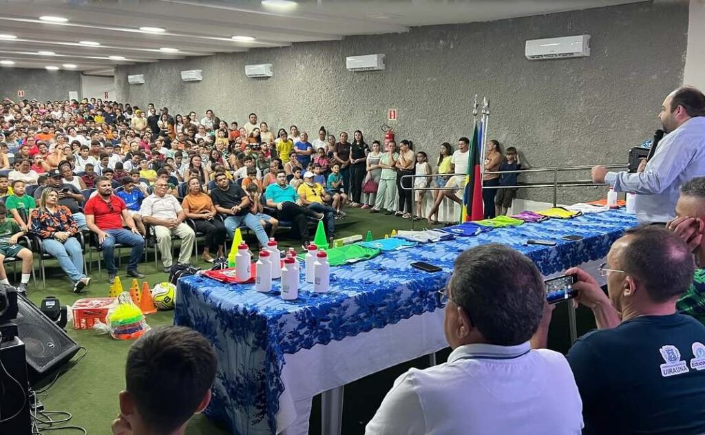 Projeto "Craques do Futuro" entregam kits em Uiraúna 5 4 6