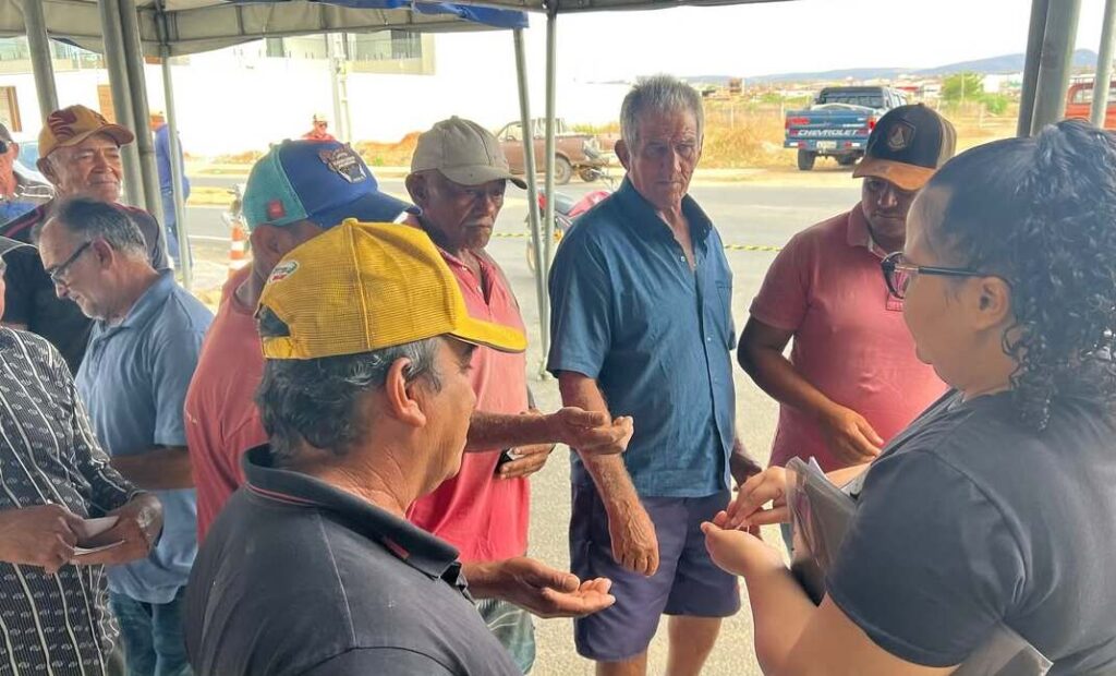 Prefeitura de Uiraúna entrega ração subsidiada a produtores rurais 7 6 3