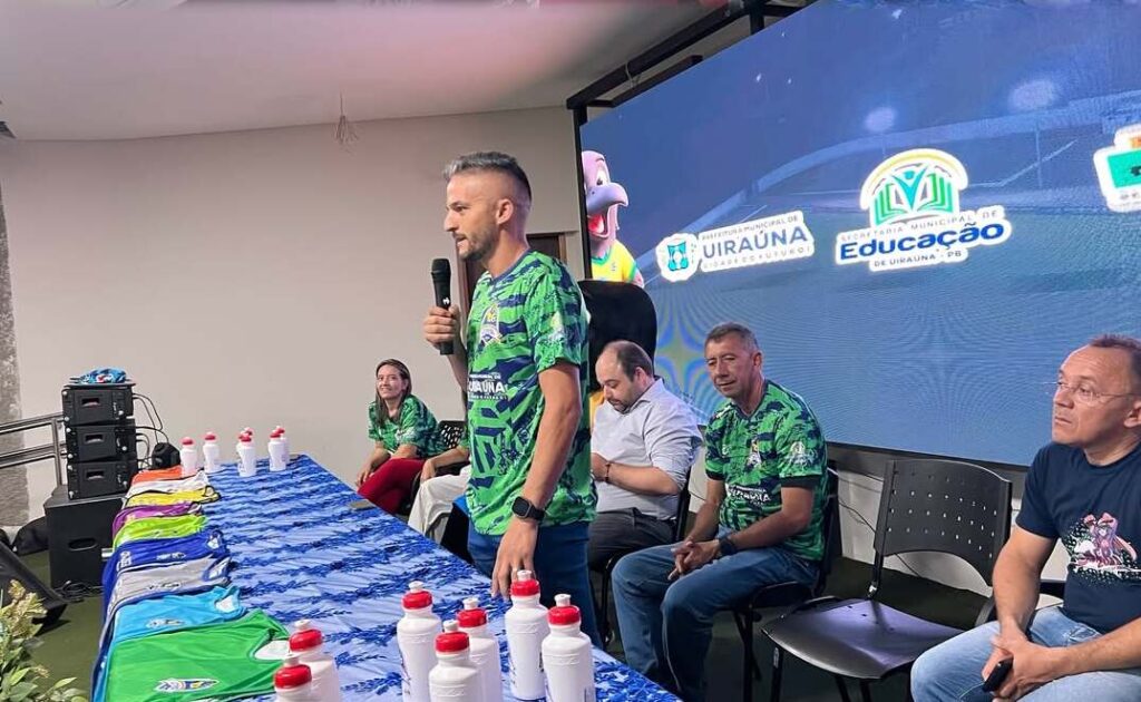 Projeto "Craques do Futuro" entregam kits em Uiraúna 7 6 4