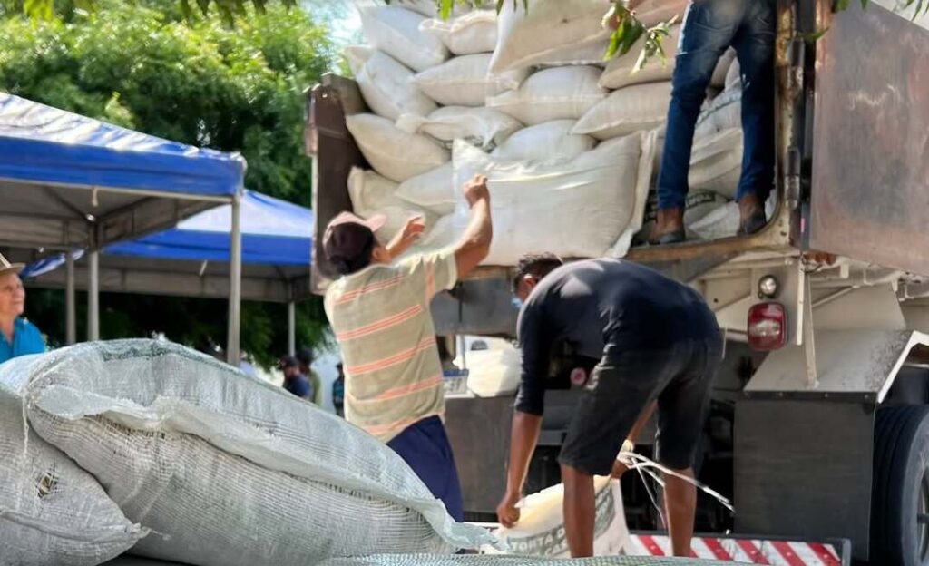 Prefeitura de Uiraúna entrega ração subsidiada a produtores rurais 8 7 3