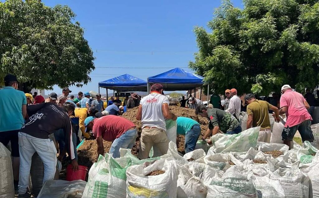 Prefeitura de Uiraúna entrega ração subsidiada a produtores rurais 9 8 3