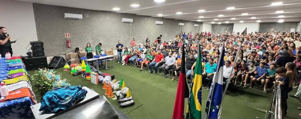 Projeto "Craques do Futuro" entregam kits em Uiraúna 9 8 4