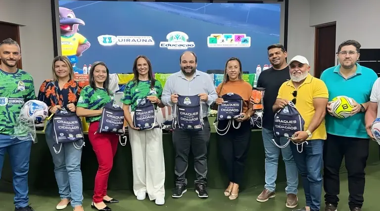 Projeto "Craques do Futuro" entregam kits em Uiraúna 1 Alunos do projeto "Craques do Futuro" recebem kits em Uiraúna