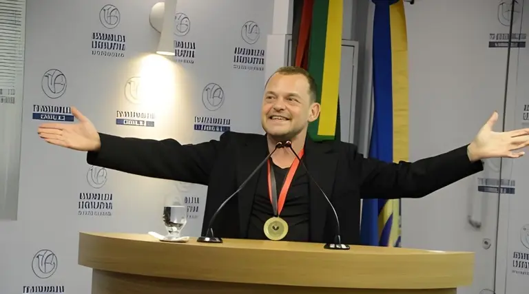 Mateus Nachtergaele recebe medalha na ALPB 1 Mateus Nachtergaele recebe medalha na ALPB