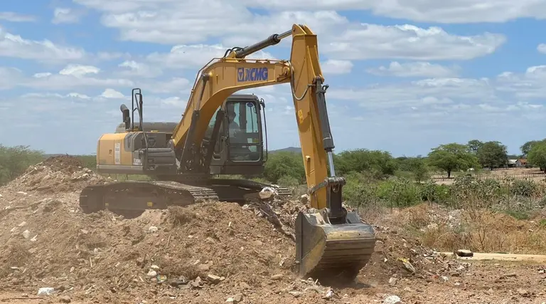 Prefeitura de Uiraúna inicia obras de pavimentação no Mutirão 1 Prefeitura de Uiraúna inicia obras de pavimentação no Mutirão