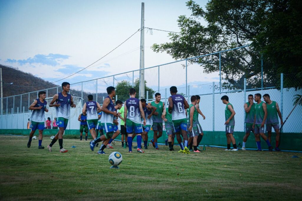 Prefeito Itamar Moreira reúne atletas da seleção de Poço Dantas 3 WhatsApp Image 2025 10 09 at 19.25.53 1