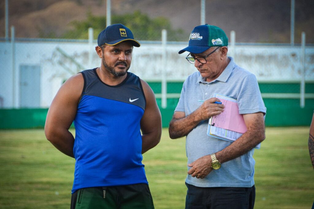 Prefeito Itamar Moreira reúne atletas da seleção de Poço Dantas 7 WhatsApp Image 2025 10 09 at 19.25.54 3