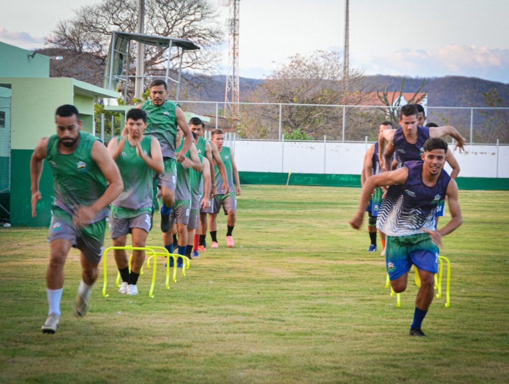 Prefeito Itamar Moreira reúne atletas da seleção de Poço Dantas 12 WhatsApp Image 2025 10 09 at 19.25.56 1