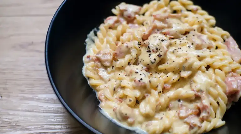 Quatro receitas saborosas para você experimentar 2 Macarrao cremoso com presunto e queijo