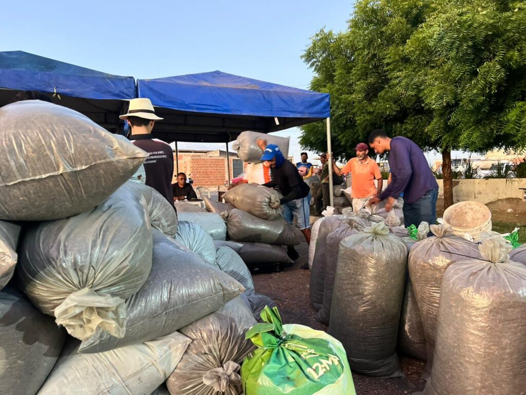 Gestão Leninha entrega ração subsidiada do Agroforte 12 WhatsApp Image 2025 11 17 at 18.49.59