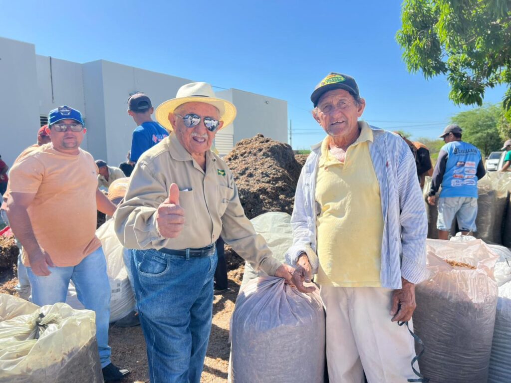 Gestão Leninha entrega ração subsidiada do Agroforte 10 WhatsApp Image 2025 11 17 at 18.50.00 1