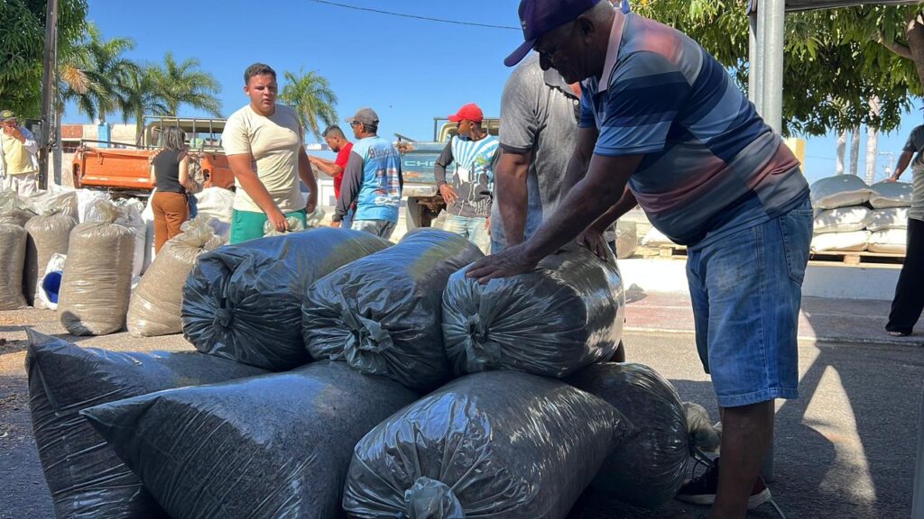 Gestão Leninha entrega ração subsidiada do Agroforte 9 WhatsApp Image 2025 11 17 at 18.50.01