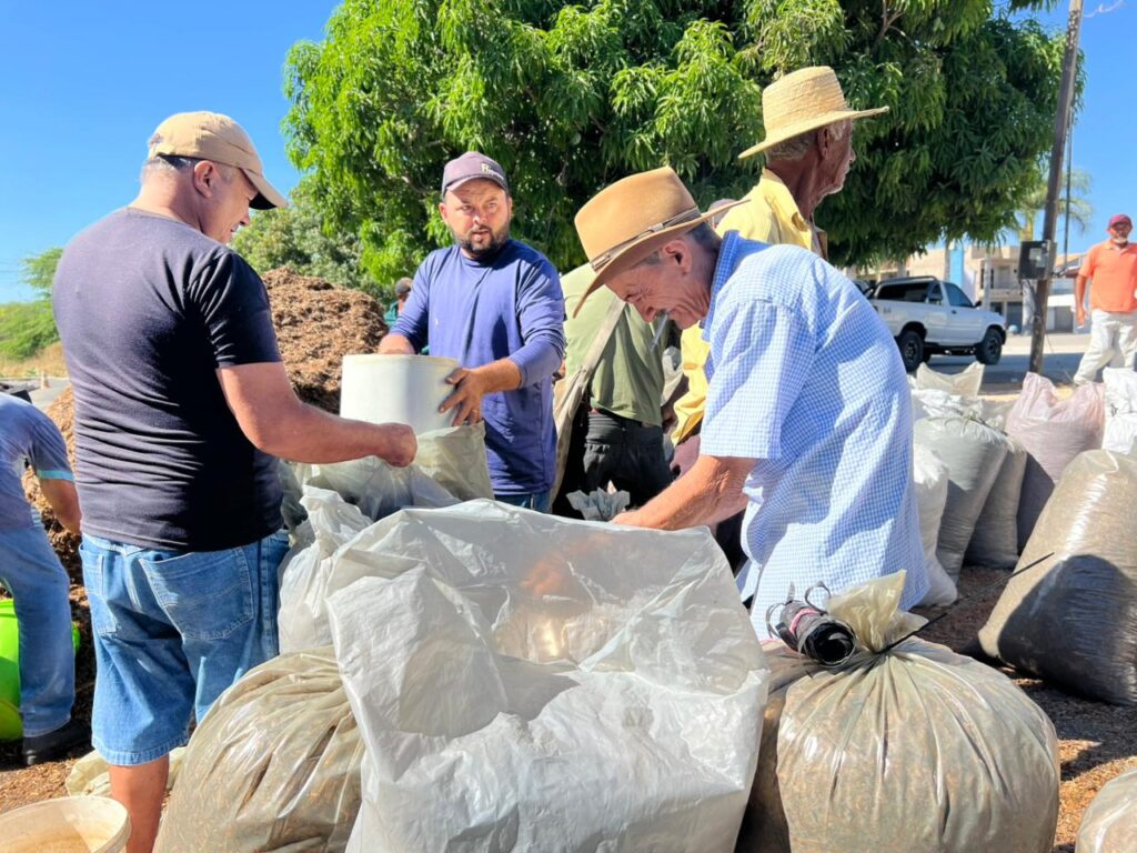 Gestão Leninha entrega ração subsidiada do Agroforte 6 WhatsApp Image 2025 11 17 at 18.50.02