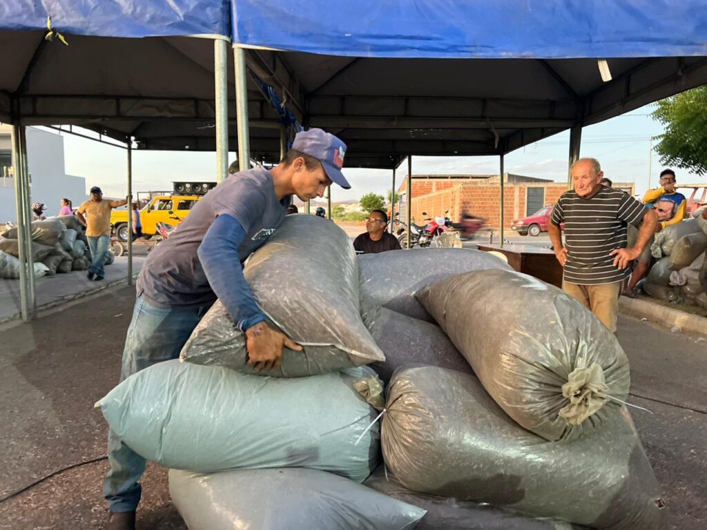Gestão Leninha entrega ração subsidiada do Agroforte 3 WhatsApp Image 2025 11 17 at 18.50.03 1