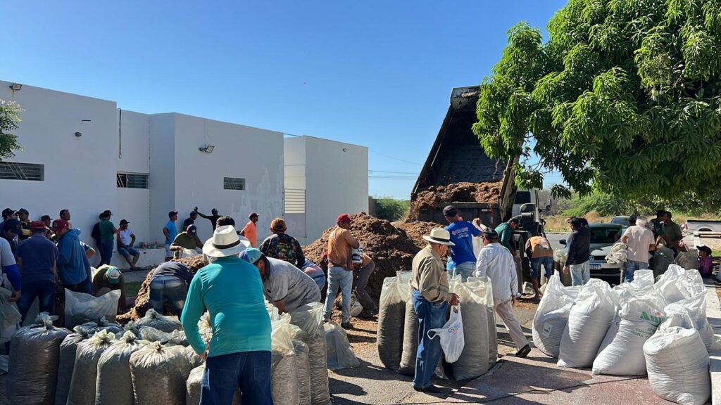 Gestão Leninha entrega ração subsidiada do Agroforte 4 WhatsApp Image 2025 11 17 at 18.50.03