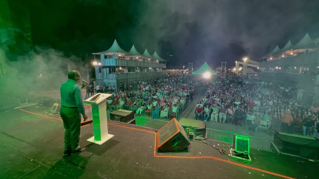 Evento reúne em Uiraúna fiéis em noite de adoração ao Dia do Evangélico 18 11