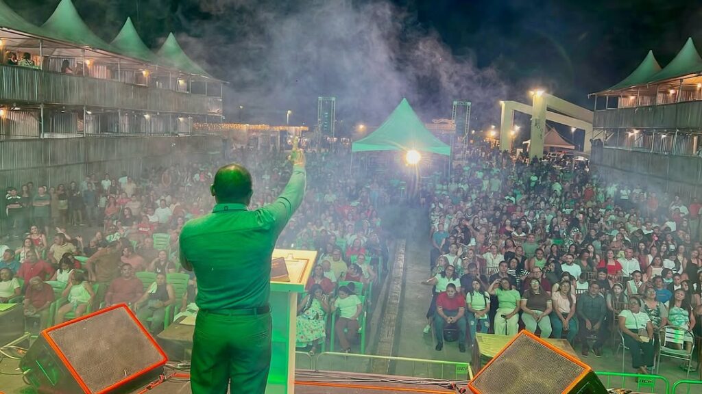 Evento reúne em Uiraúna fiéis em noite de adoração ao Dia do Evangélico 17 12