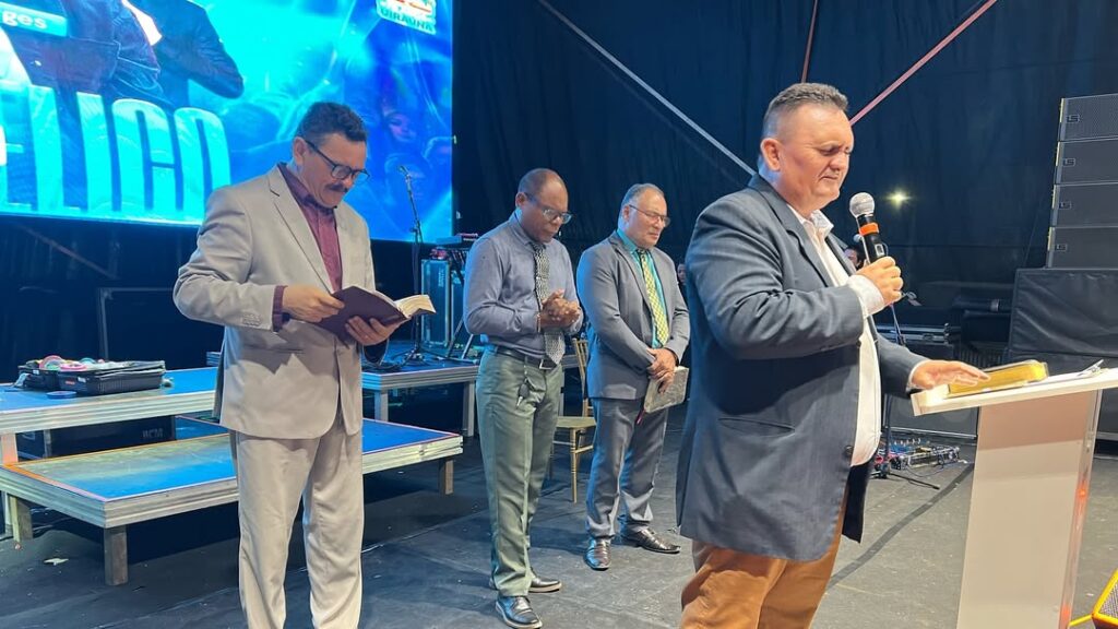 Evento reúne em Uiraúna fiéis em noite de adoração ao Dia do Evangélico 15 14