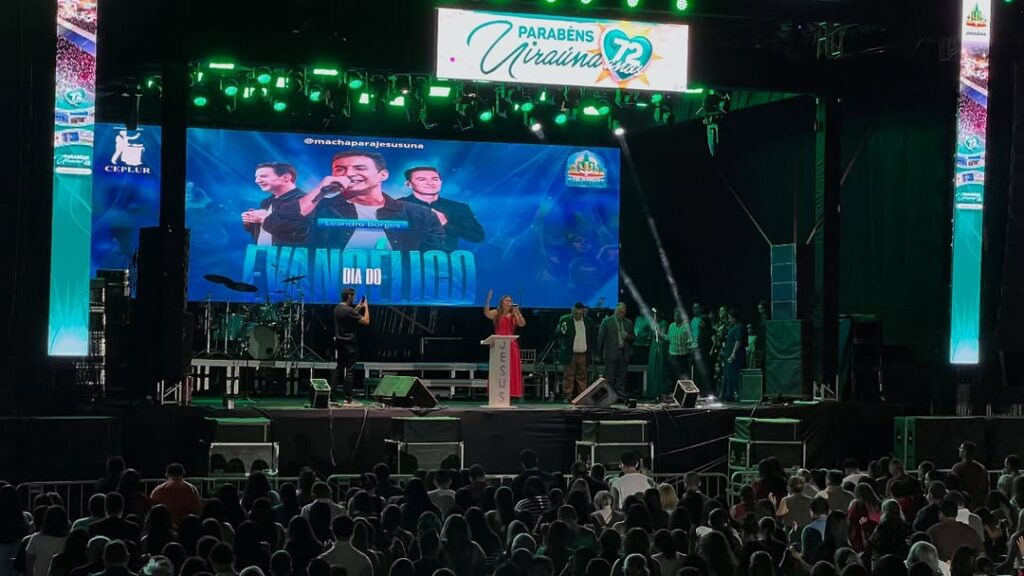 Evento reúne em Uiraúna fiéis em noite de adoração ao Dia do Evangélico 14 15