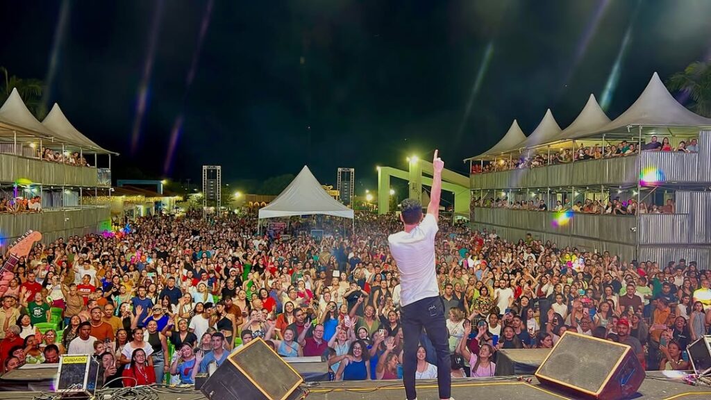 Evento reúne em Uiraúna fiéis em noite de adoração ao Dia do Evangélico 12 17