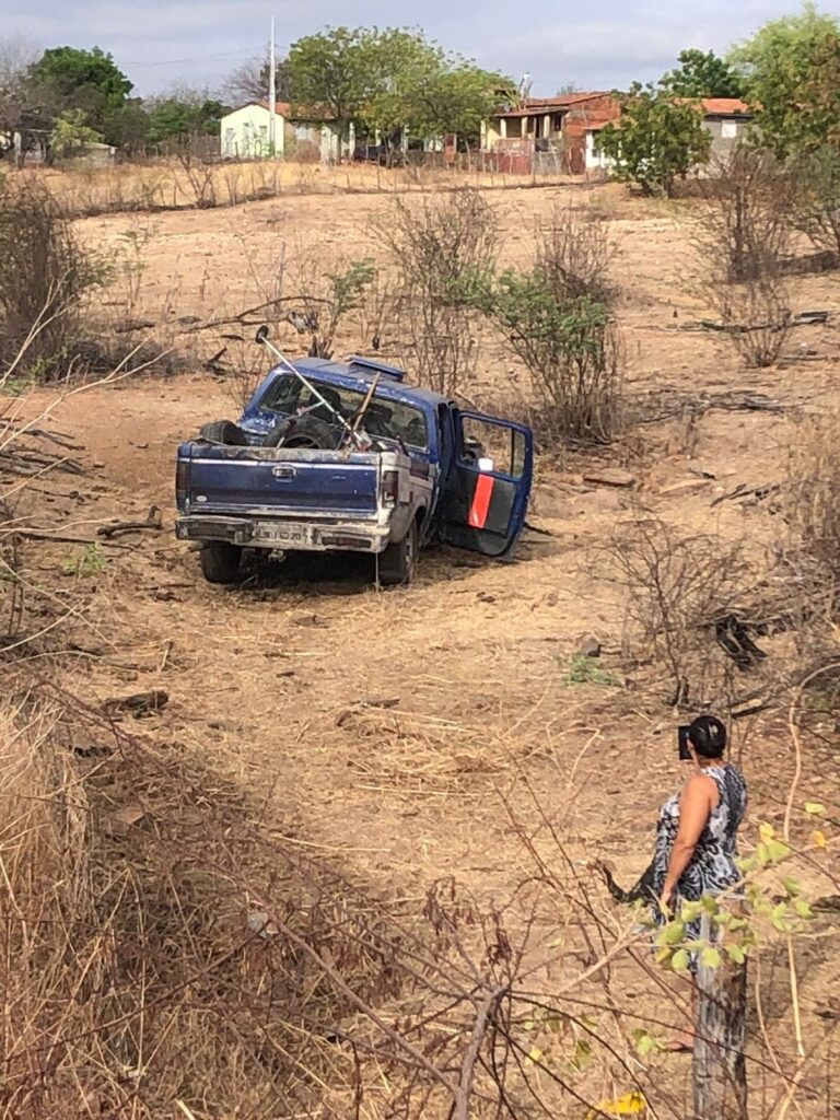 Fotos: Falha mecânica causa acidente na PB 393 3 2 2