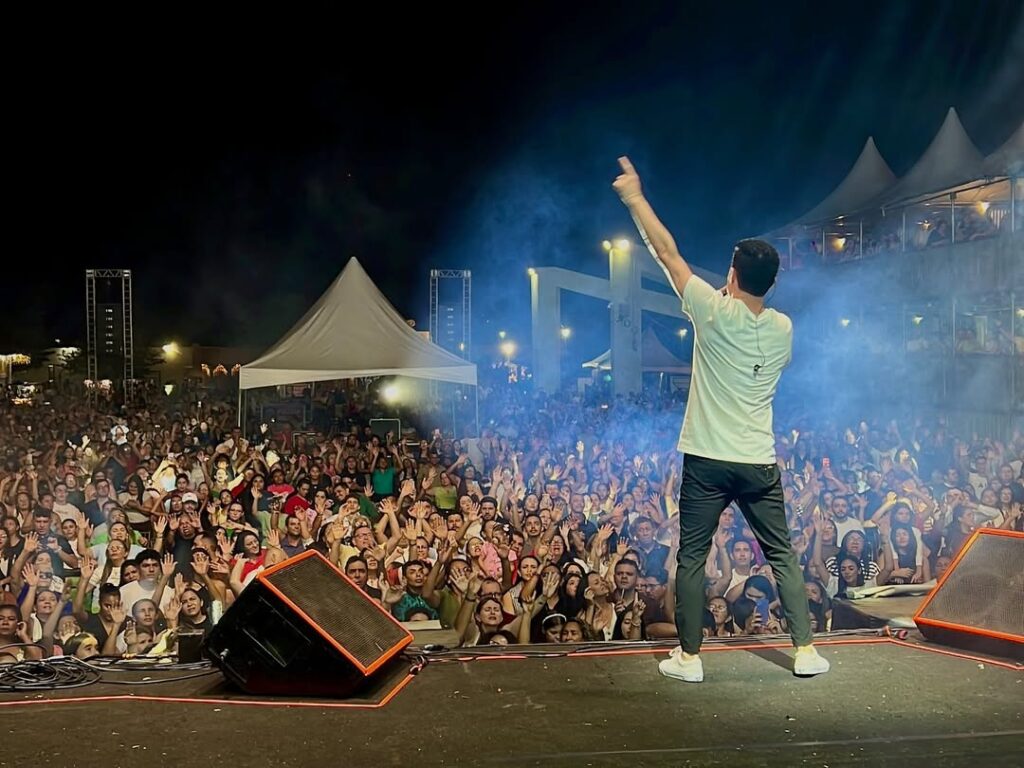 Evento reúne em Uiraúna fiéis em noite de adoração ao Dia do Evangélico 26 3