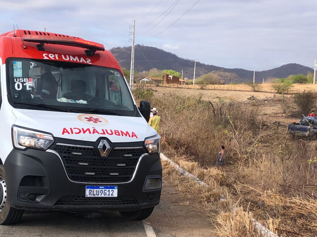 Fotos: Falha mecânica causa acidente na PB 393 4 3 2
